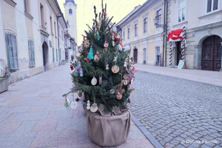 Otroci so okrasili smrečice na Šutni (11)